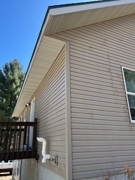 Brainerd mn pressure washing and soft washing protecting siding from gull lake humidity and algae